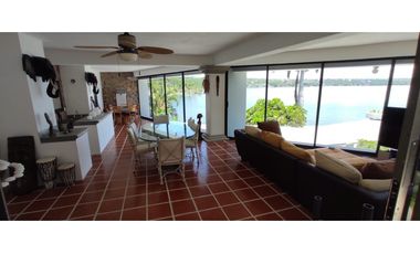 RESIDENCIA EN VENTA A ORILLA DEL LAGO 