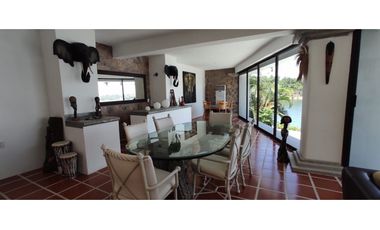 RESIDENCIA EN VENTA A ORILLA DEL LAGO 