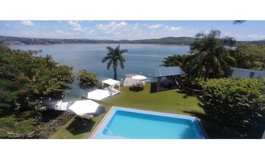 RESIDENCIA EN VENTA A ORILLA DEL LAGO 