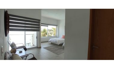 RESIDENCIA EN VENTA A ORILLA DEL LAGO 