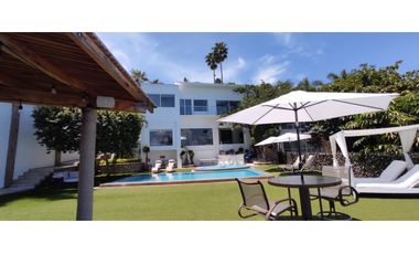 RESIDENCIA EN VENTA A ORILLA DEL LAGO 
