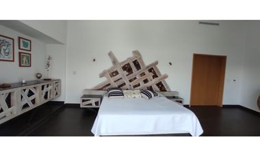 RESIDENCIA EN VENTA A ORILLA DEL LAGO 