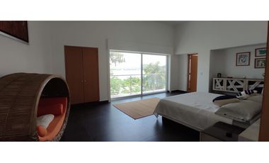 RESIDENCIA EN VENTA A ORILLA DEL LAGO 