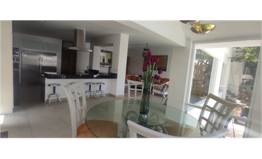 RESIDENCIA EN VENTA A ORILLA DEL LAGO 