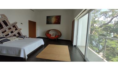 RESIDENCIA EN VENTA A ORILLA DEL LAGO 