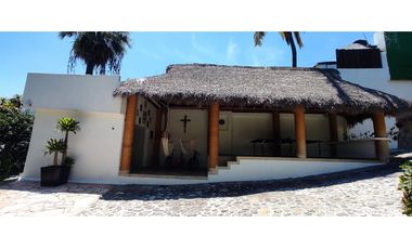 RESIDENCIA EN VENTA A ORILLA DEL LAGO 