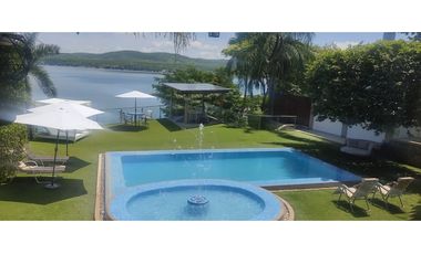 RESIDENCIA EN VENTA A ORILLA DEL LAGO 