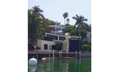RESIDENCIA EN VENTA A ORILLA DEL LAGO 