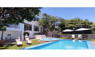 RESIDENCIA EN VENTA A ORILLA DEL LAGO 