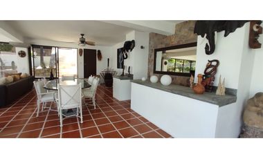 RESIDENCIA EN VENTA A ORILLA DEL LAGO 
