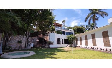 RESIDENCIA EN VENTA A ORILLA DEL LAGO 