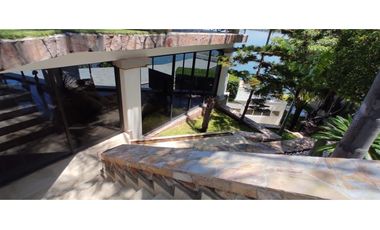 RESIDENCIA EN VENTA A ORILLA DEL LAGO 