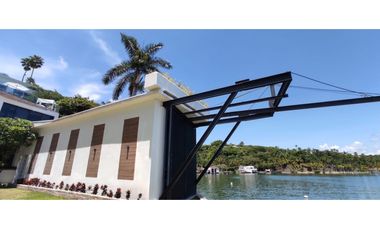 RESIDENCIA EN VENTA A ORILLA DEL LAGO 