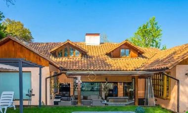 La Reina, venta amplia casa plaza Ossandón.