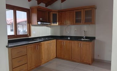 casa en arriendo en carmen de viboral. Cod A64451