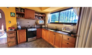 IMPECABLE CHALET 4 AMB. c/ PARQUE, GARAGE DOBLE Y QUINCHO C/PARRILLA