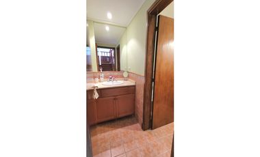 IMPECABLE CHALET 4 AMB. c/ PARQUE, GARAGE DOBLE Y QUINCHO C/PARRILLA