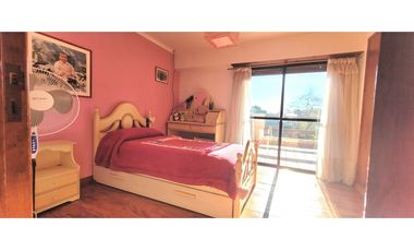 IMPECABLE CHALET 4 AMB. c/ PARQUE, GARAGE DOBLE Y QUINCHO C/PARRILLA