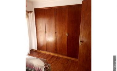 IMPECABLE CHALET 4 AMB. c/ PARQUE, GARAGE DOBLE Y QUINCHO C/PARRILLA