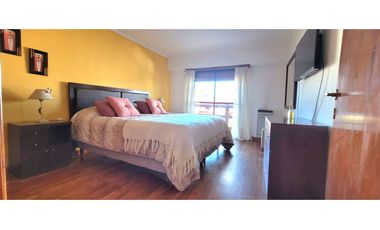 IMPECABLE CHALET 4 AMB. c/ PARQUE, GARAGE DOBLE Y QUINCHO C/PARRILLA