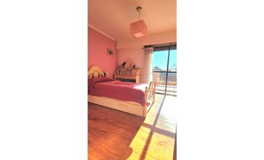 IMPECABLE CHALET 4 AMB. c/ PARQUE, GARAGE DOBLE Y QUINCHO C/PARRILLA