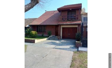 IMPECABLE CHALET 4 AMB. c/ PARQUE, GARAGE DOBLE Y QUINCHO C/PARRILLA