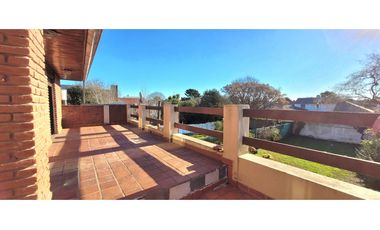 IMPECABLE CHALET 4 AMB. c/ PARQUE, GARAGE DOBLE Y QUINCHO C/PARRILLA