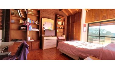 IMPECABLE CHALET 4 AMB. c/ PARQUE, GARAGE DOBLE Y QUINCHO C/PARRILLA