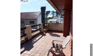 IMPECABLE CHALET 4 AMB. c/ PARQUE, GARAGE DOBLE Y QUINCHO C/PARRILLA