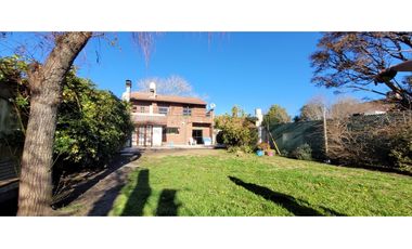 IMPECABLE CHALET 4 AMB. c/ PARQUE, GARAGE DOBLE Y QUINCHO C/PARRILLA