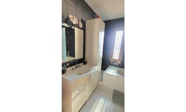 IMPECABLE CHALET 4 AMB. c/ PARQUE, GARAGE DOBLE Y QUINCHO C/PARRILLA