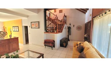IMPECABLE CHALET 4 AMB. c/ PARQUE, GARAGE DOBLE Y QUINCHO C/PARRILLA