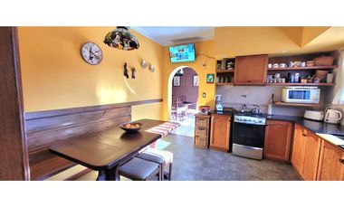 IMPECABLE CHALET 4 AMB. c/ PARQUE, GARAGE DOBLE Y QUINCHO C/PARRILLA