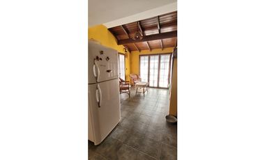 IMPECABLE CHALET 4 AMB. c/ PARQUE, GARAGE DOBLE Y QUINCHO C/PARRILLA