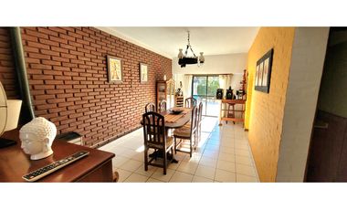 IMPECABLE CHALET 4 AMB. c/ PARQUE, GARAGE DOBLE Y QUINCHO C/PARRILLA