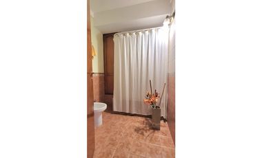 IMPECABLE CHALET 4 AMB. c/ PARQUE, GARAGE DOBLE Y QUINCHO C/PARRILLA