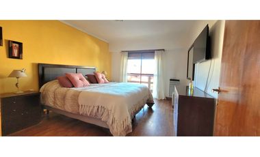 IMPECABLE CHALET 4 AMB. c/ PARQUE, GARAGE DOBLE Y QUINCHO C/PARRILLA