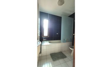 IMPECABLE CHALET 4 AMB. c/ PARQUE, GARAGE DOBLE Y QUINCHO C/PARRILLA