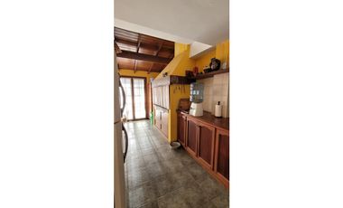 IMPECABLE CHALET 4 AMB. c/ PARQUE, GARAGE DOBLE Y QUINCHO C/PARRILLA