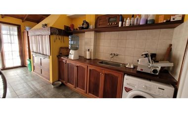 IMPECABLE CHALET 4 AMB. c/ PARQUE, GARAGE DOBLE Y QUINCHO C/PARRILLA