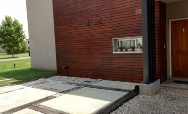 Venta Departamento Dormie PB  3 ambientes 2 dormitorios galeria parrilla jardin cochera en CC El Nacional