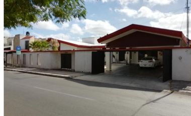 Venta Casa - Residencia sobre Av. Yucatan, Jardines de Merida, Norte