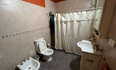 VENTA DE CASA DE 6 AMBIENTES - LOTE DE 550 M² - PILETA - 100 M² CUBIERTOS - MONTE GRANDE