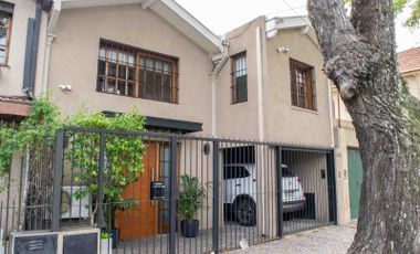 Casa de 5 ambientes con cochera en venta en Olivos