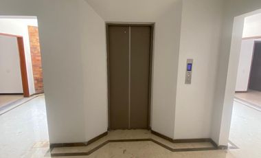edificio en arriendo/venta en el chico. Cod A700110