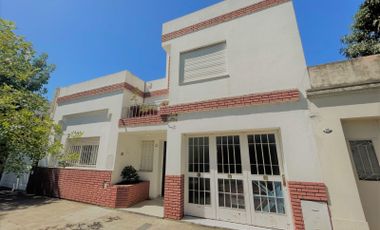 Casa en venta de 4 dormitorios c/ cochera en Centro Oeste