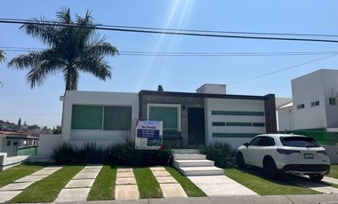 CASA EN VENTA LOMAS DE COCOYOC JARDIN Y ALBERCA 4R