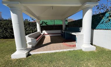 CASA EN VENTA LOMAS DE COCOYOC JARDIN Y ALBERCA 4R