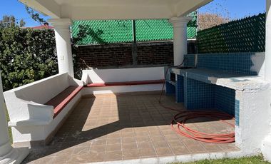 CASA EN VENTA LOMAS DE COCOYOC JARDIN Y ALBERCA 4R