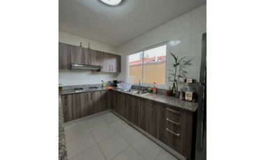 SE ALQUILA BELLA CASA AMUEBLADA EN COMPLEJO RESIDENCIAL